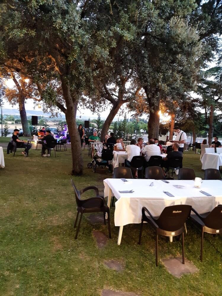Hospedium Hotel Europa Centro Magaz De Pisuerga Bagian luar foto